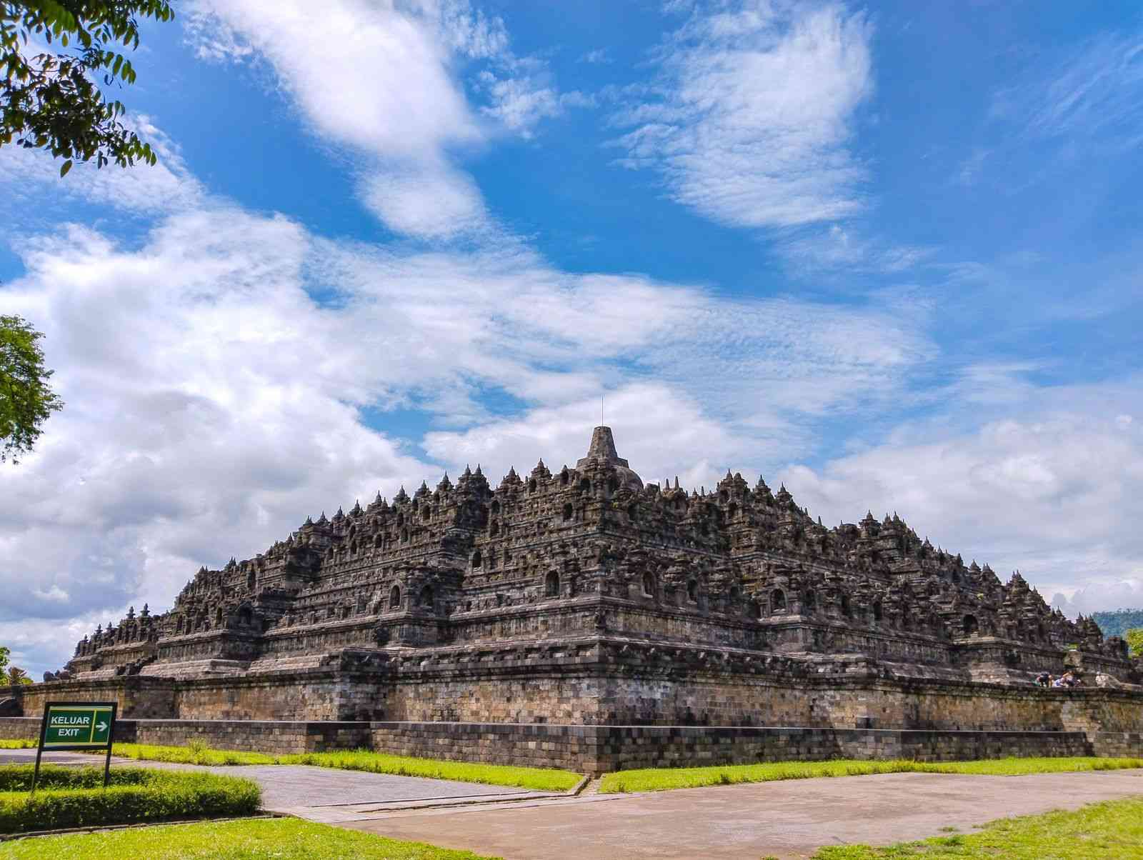borobudur-654a47837a39d51a9d385b93